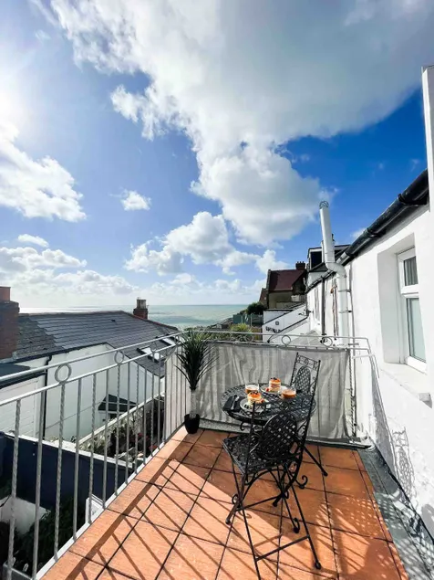Unique-2 Bed-Views-The Botanist Rest Ventnor IOW - Image 1