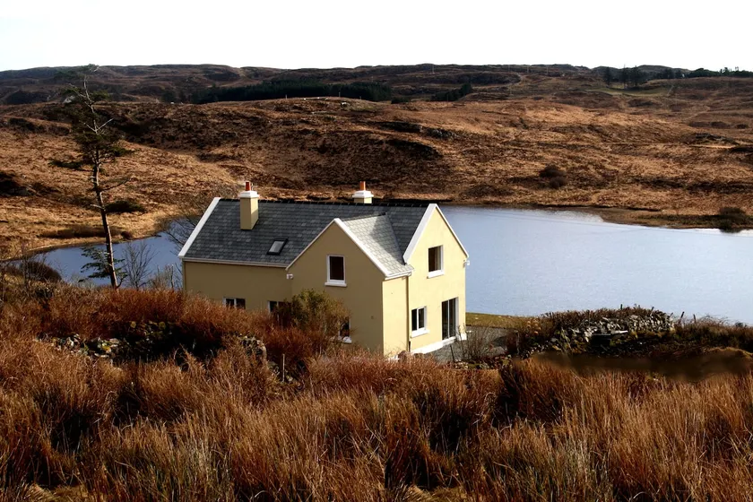 Beautiful lake side cottage in the heart of Connemara - Image 1