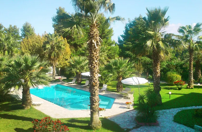 Cozy and Stylish Pool House - Image 1