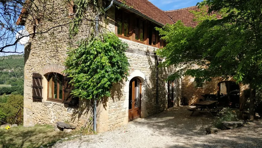 Stort hus med fantastisk utsikt över Lot dalen med privat pool - Image 1