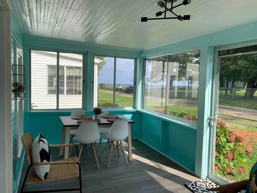 Stylish Lakeview Cottage with Beach Access - Image 1
