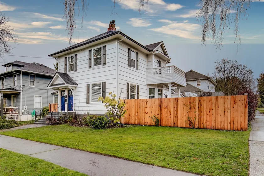 The Pine House: Unit A near 6th Ave, UPS, UW, and Point Ruston - Image 1