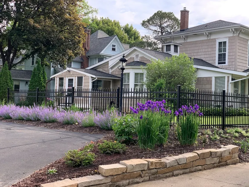 Cottage in historic Hudson, 5 blocks from DT - Image 1