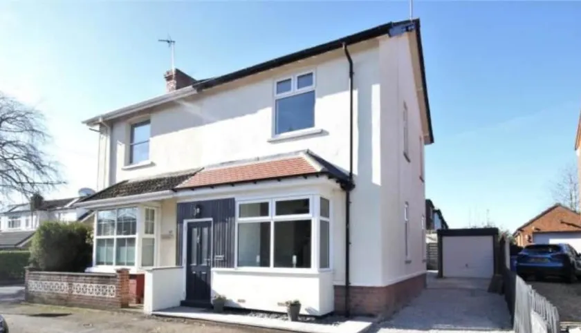 Modern, renovated 3 bed home near railway station - Image 1