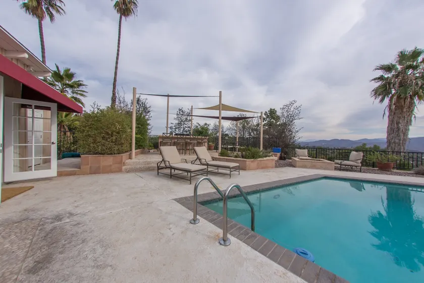 Private Poolside Cabana - Image 1