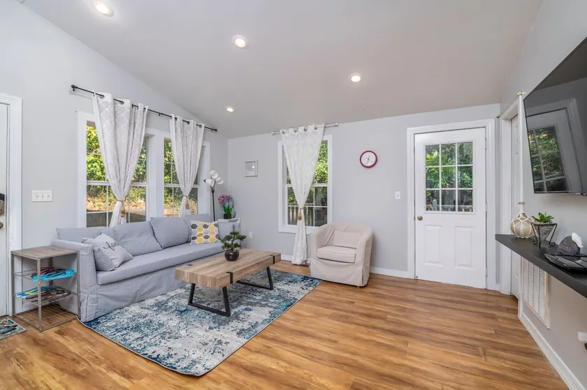 Comfortable Getaway Near Riverside Park - Image 1