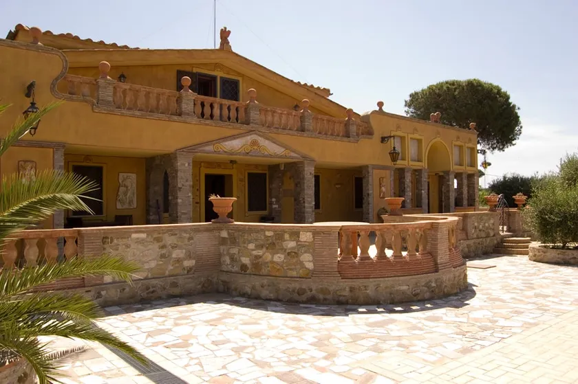 Villa Domus with swimming pool and tennis court - Image 1