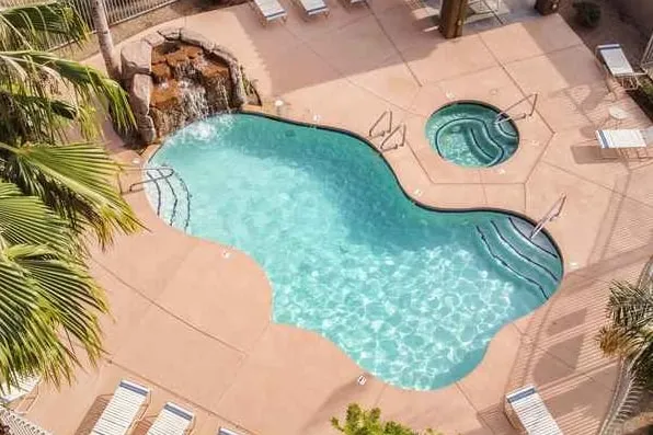 Modern Resort Condo, Pools, hot tubs, quiet, not on street, near both 101/I-17, - Image 1