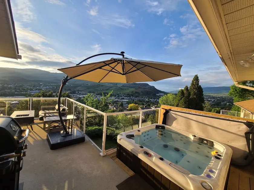 Lake view luxury 3 bedroom home with hot tub - Image 1