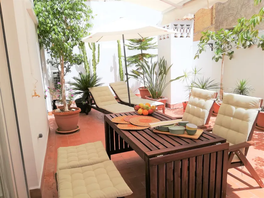 Botanical terrace meets vibrant city center - Image 1