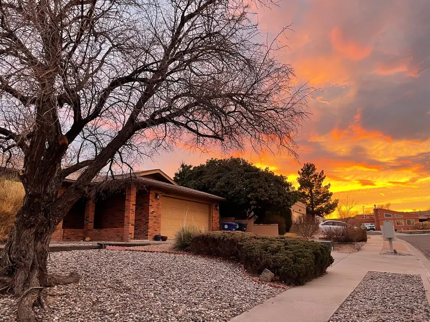 Cozy home 3beds/2bath! Office, Coffee bar, & Patio - Image 1