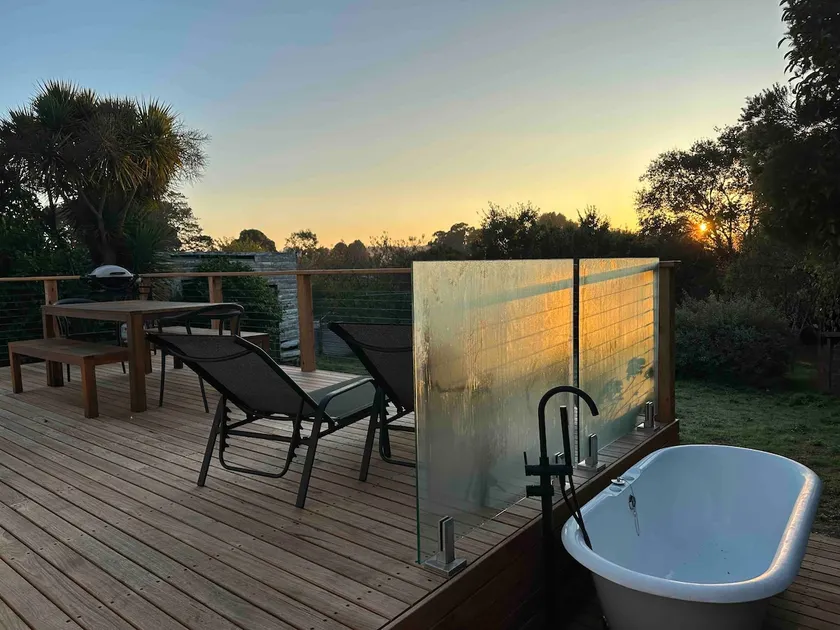 Renovated Retreat with outdoor bath (Pet friendly) - Image 1