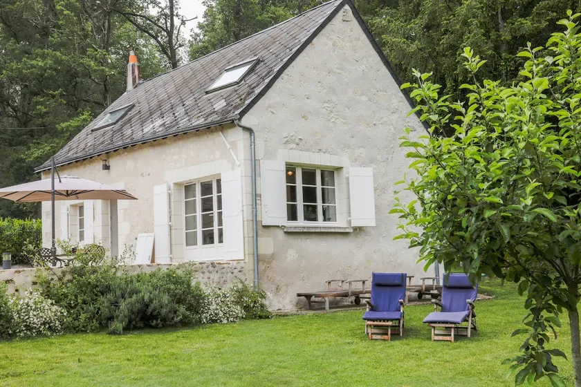 Familie- og kæledyrsvenligt sommerhus med udsigt over søen, haven og adgang til slotspool - Image 1