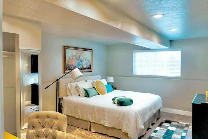 King size bed/4K TV/WiFi Internet/Large Basement - Image 1