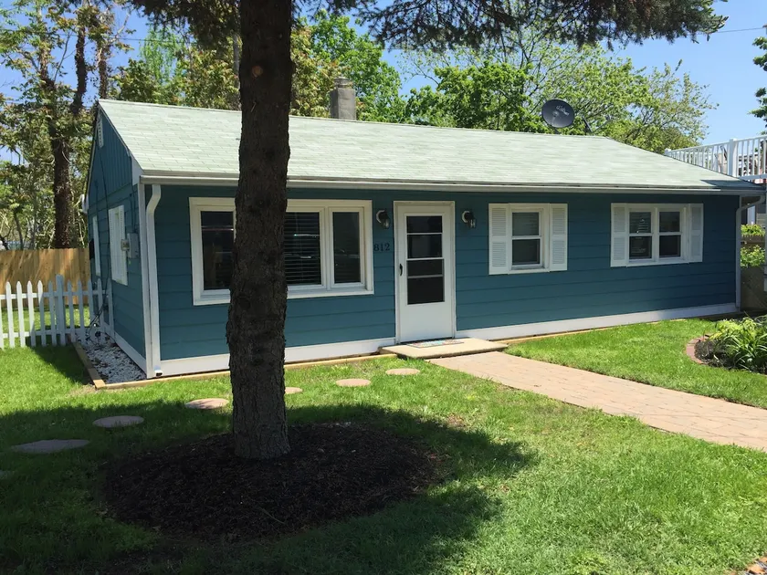 2BR cottage with private backyard - walk to town! - Image 1