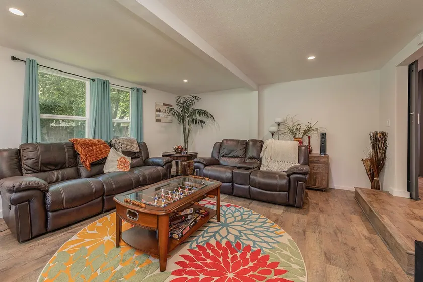 Stylish Modern Home: Entertaining Den & Prime Location! - Image 1