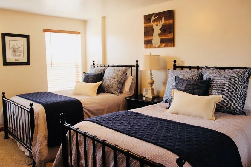 Moose Haven: King Suite + Fire Pit/Hot Tub & Pool - Image 1
