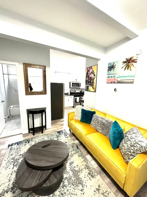 Newly 5 Star 3 Beds 1 Bath ideal Short term rental - Image 1