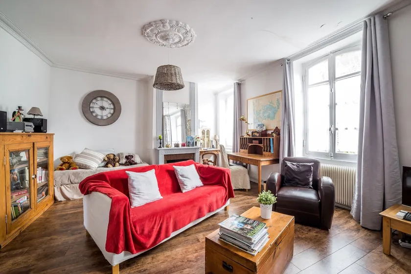 HISTORIC HEART APARTMENT – PRIVATE PARKING - Image 1