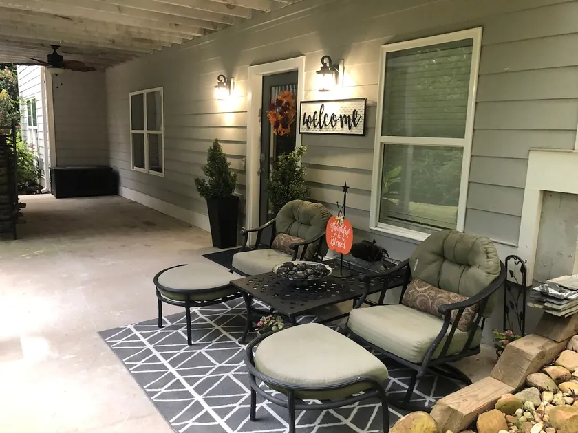Luxury Five Points Cottage Overlooking Pond - Image 1