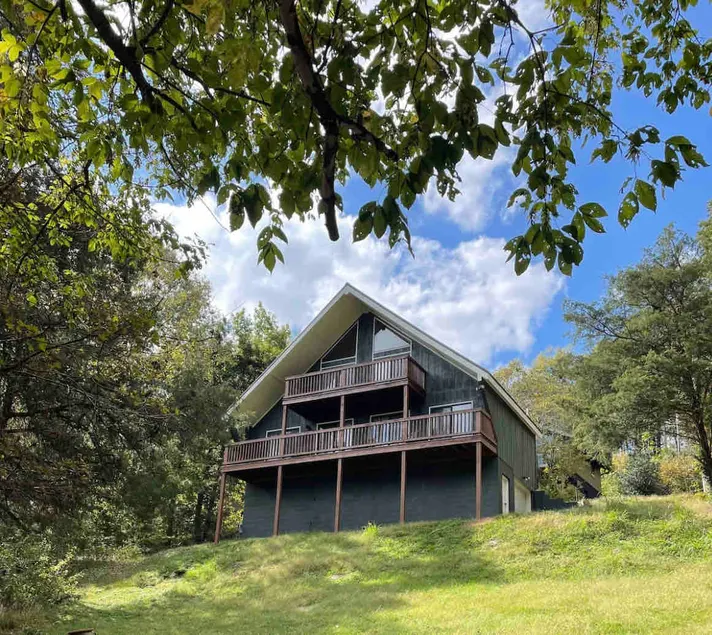 A-frame house (.3 miles) to Center Hill Marina - Image 1