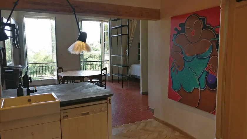An apartment with art - Image 1
