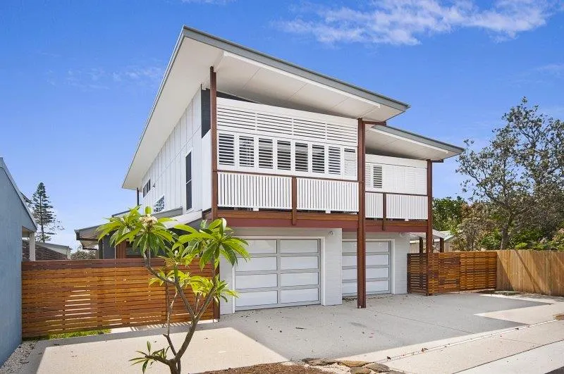 Charlies Beach House - opposite the beach - Image 1