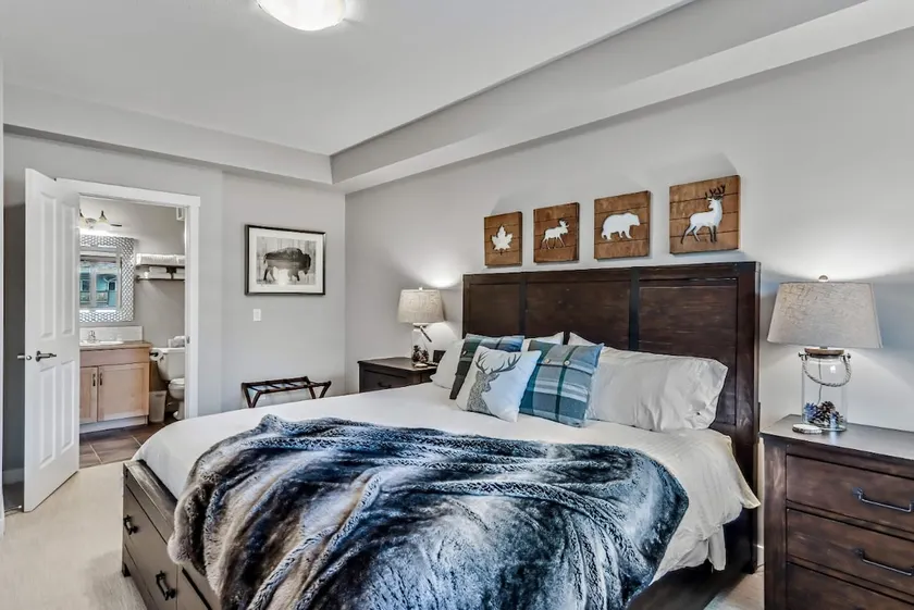 Best Relaxing King Bed Suite/Mtn. View, Heated Pool & Hot Tubs & Free Parking - Image 1