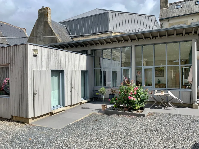 Tiny house with parking & garden in the heart of Bayeux - Image 1