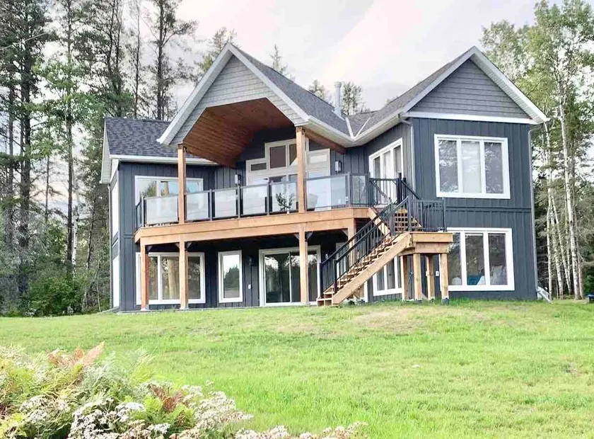 Large lakefront 3 Bedroom Modern Cottage Oasis - Image 1
