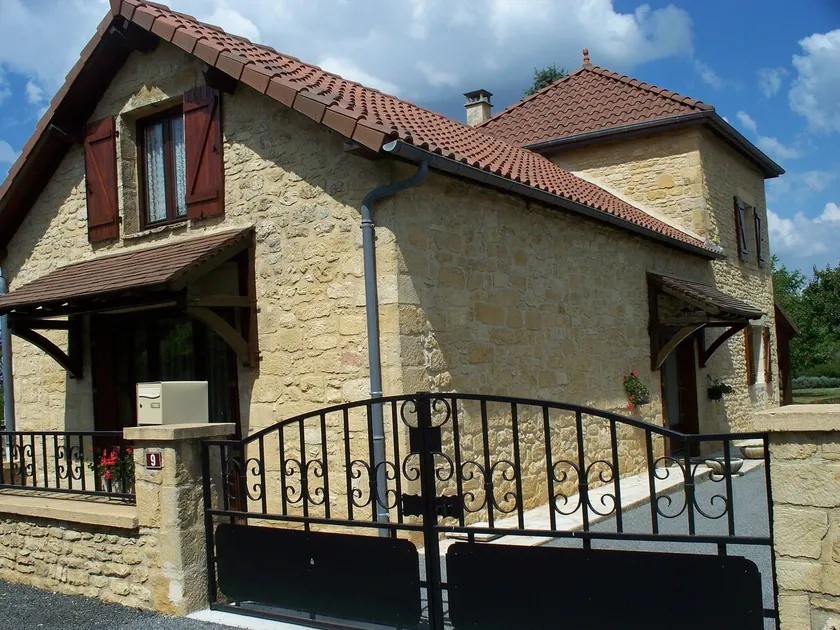 HOUSE WITH GARDEN VILLAGE CENTER - Image 1