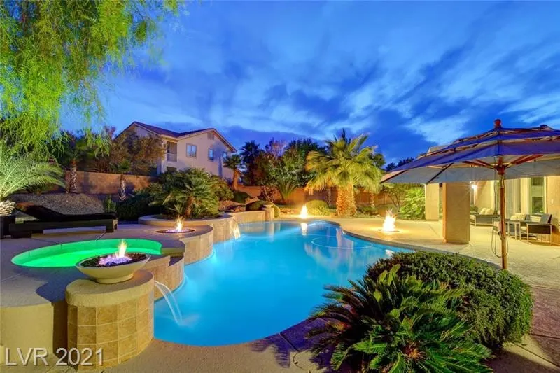 SPECTACULAR HOME WITH PRIVATE POOL AND MINI GOLF! - Image 1