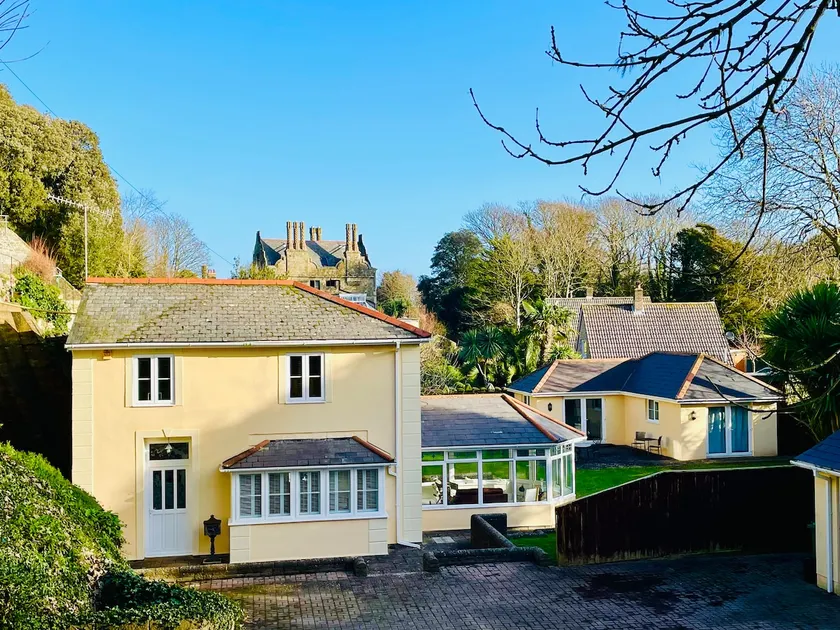 The Old Coach House, large spacious family holiday home with garden, Ventnor - Image 1
