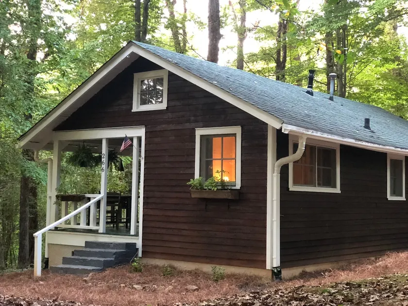Rustic Brown Bungalow - DOG FRIENDLY! - Image 1