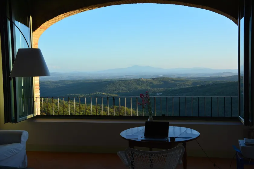 CASA LA LOGGIA. SPEKTAKULÄRE AUSSICHT AUF DEN CHIANTI UND KRETA SENESI - Image 1