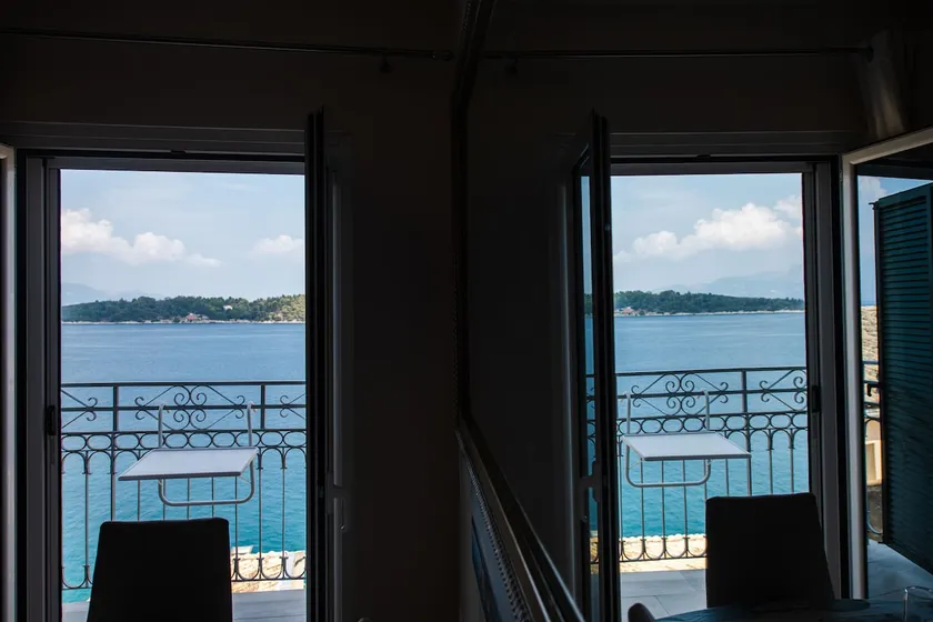 City walls sea view - Image 1