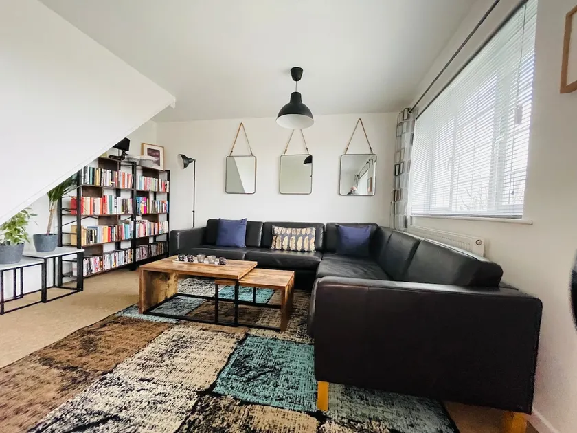 Cheerful 5-bedroom with free parking - Image 1