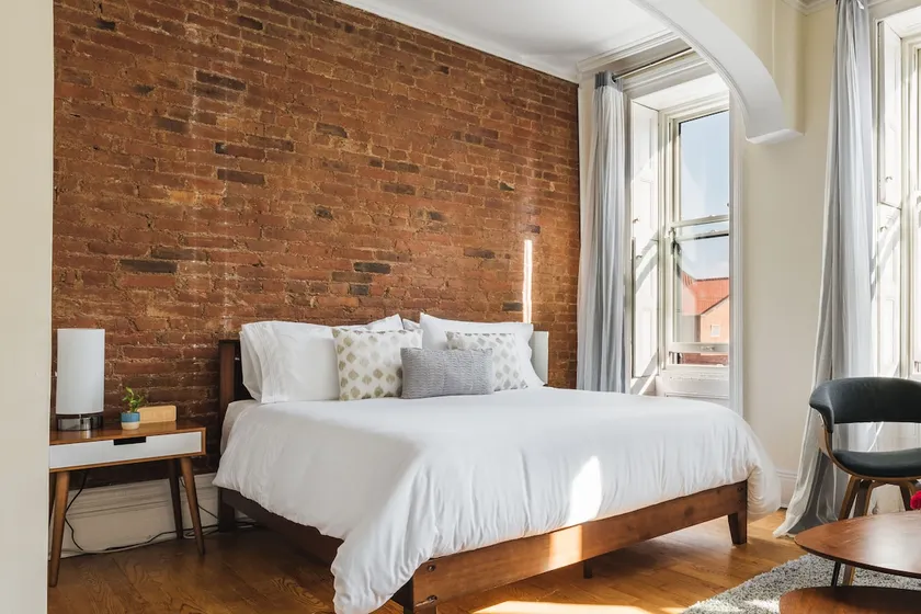 ⭐Minutes to NYC⭐ Brownstone beauty | FREE PARKING - Image 1