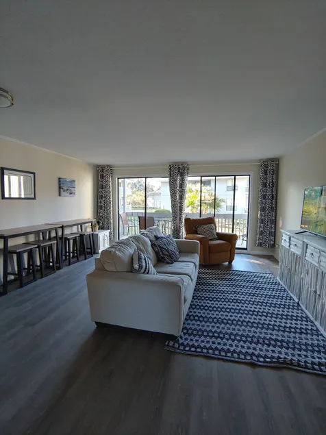 Quiet, 2-bd 2-ba condo, 5 minute walk to bay views - Image 1
