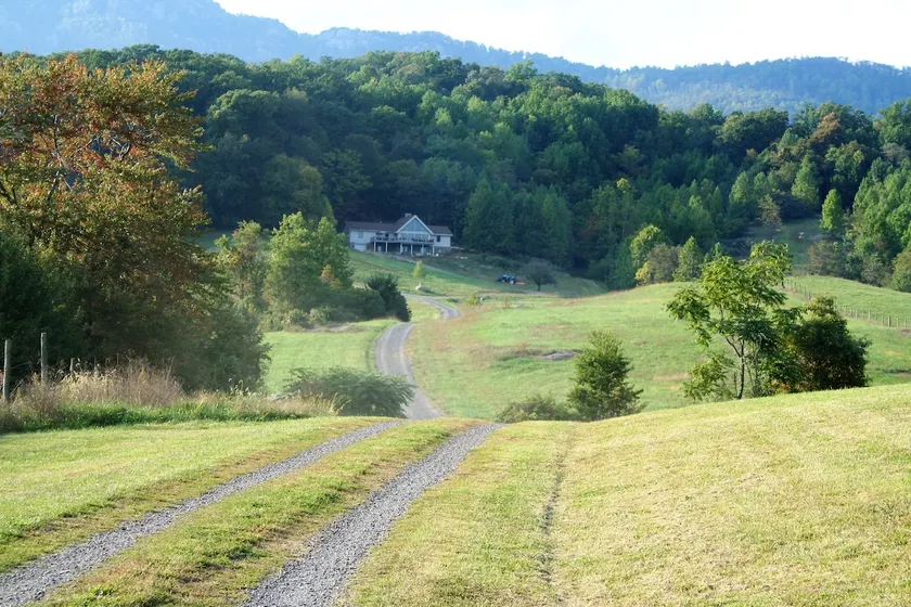 Scenic Rustic Old Rag Sun Dancer Lodge (Sleeps 16) - Image 1