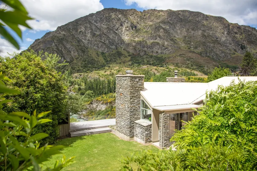 Riverview Retreat Holiday Home by MajorDomo - Image 1
