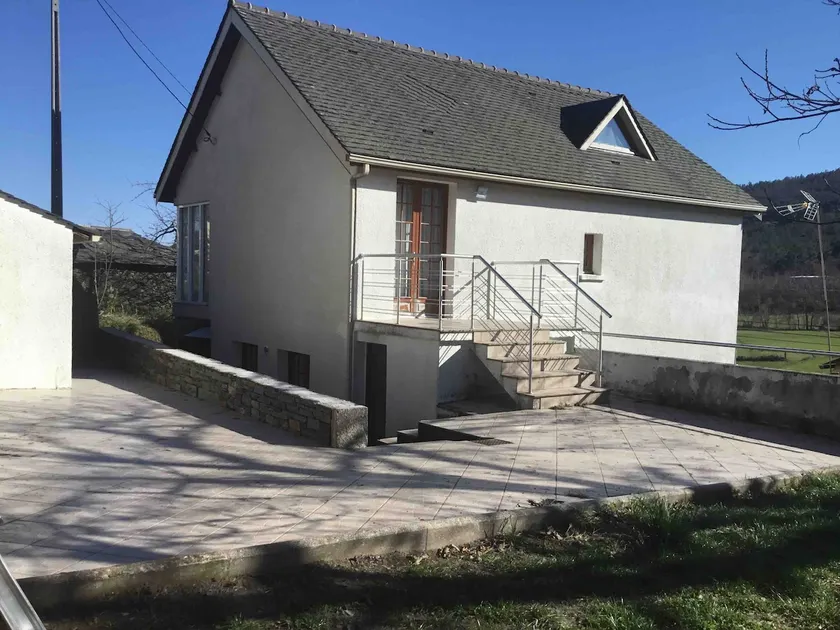 duplex house un center village - Image 1