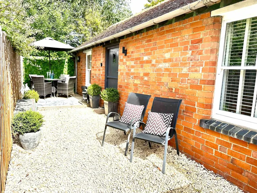 Raffinbow Retreat Cotswolds Cottage - Image 1