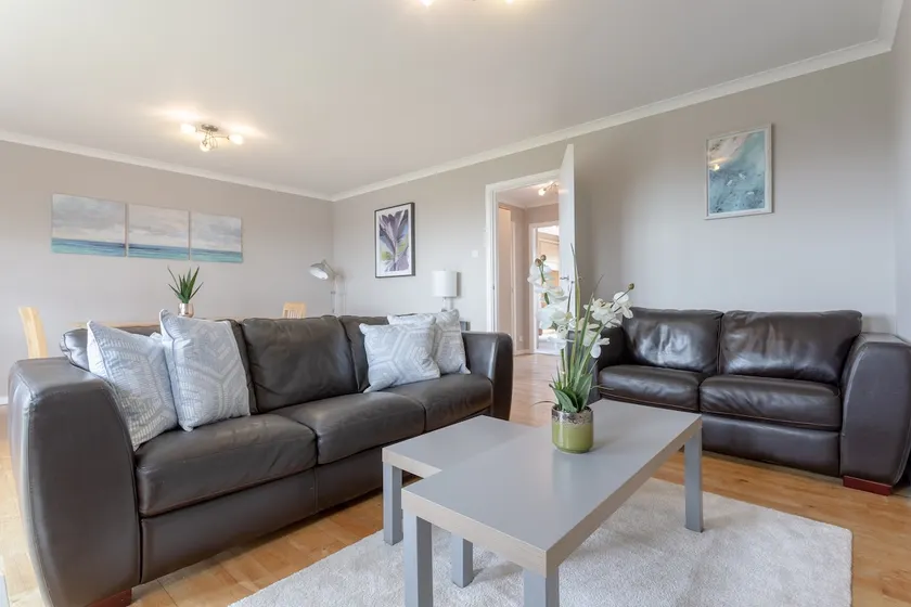 Bright Modern One-Bed with Stunning View of Thames - Image 1