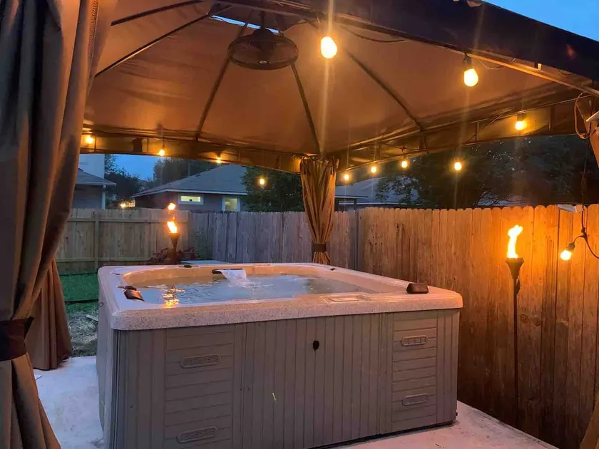 3 Bed House Fenced Yard | Hot Tub & Pet Friendly - Image 1