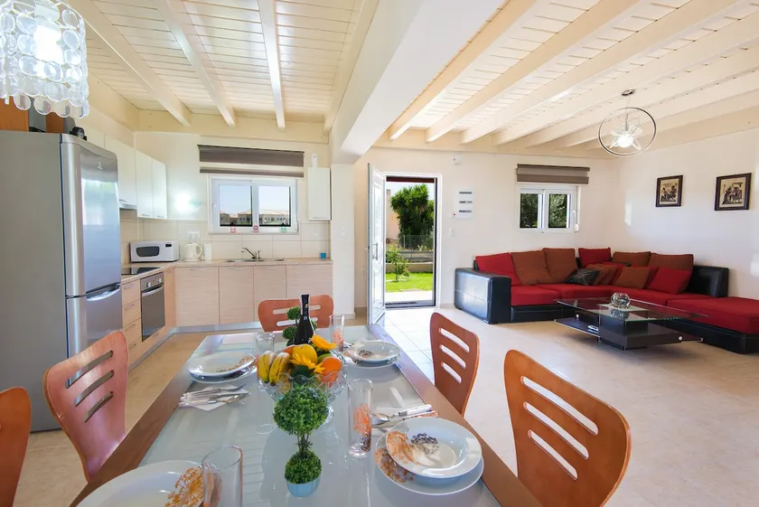 2 Bedrooms villa with pool, 300m from the sea - Image 1