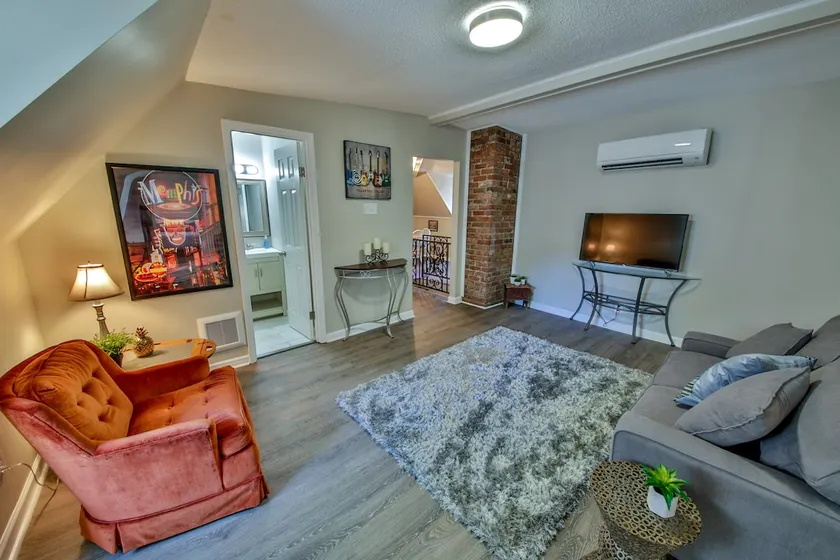 Unique Midtown Upper Level Suite - Image 1
