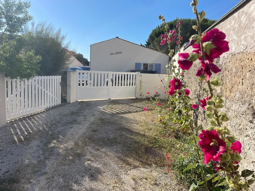House near beaches and amenities - Image 1