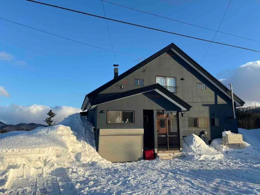 Limited to one group per day, this entire rental accommodation features a karaoke room with a sauna experience Pets allowed - Image 1