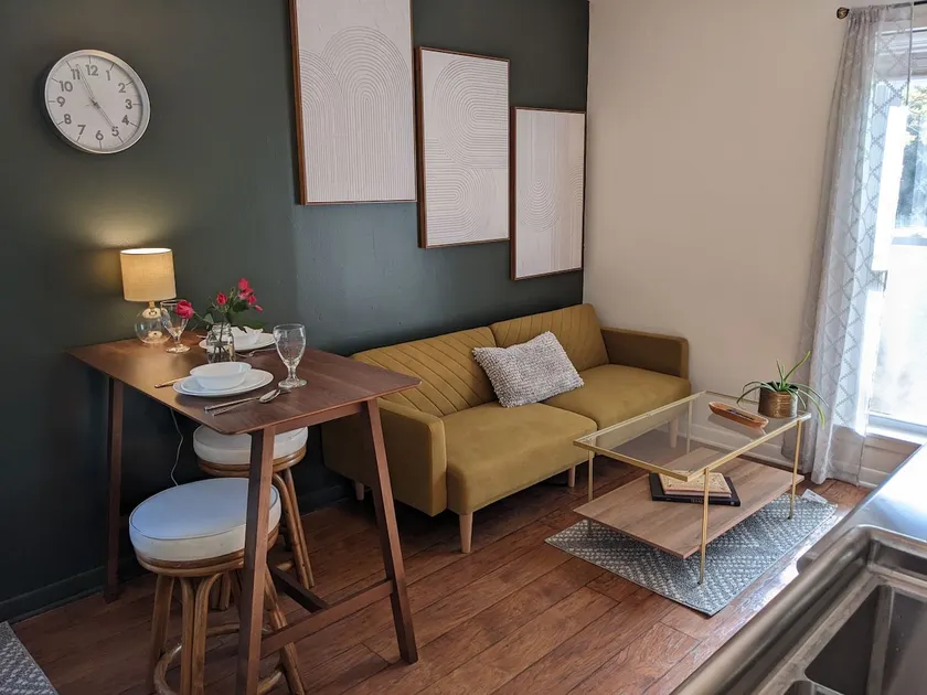 Private suite w/King bed & great shower! - Image 1